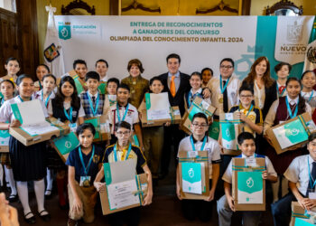 DAN NL Y FUNDACIÓN BBVA BECAS Y LAPTOPS A ESTUDIANTES DESTACADOS