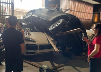 CAE VEHÍCULO SOBRE OTRO EN ESTACIONAMIENTO DE PUEBLO SERENA