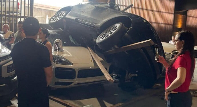 CAE VEHÍCULO SOBRE OTRO EN ESTACIONAMIENTO DE PUEBLO SERENA 1 CAE VEHÍCULO SOBRE OTRO EN ESTACIONAMIENTO DE PUEBLO SERENA