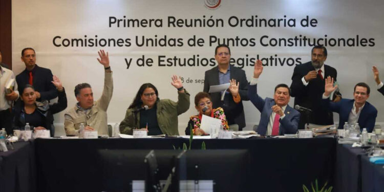AVALAN REFORMA JUDICIAL EN COMISIONES Y QUEDA A UN VOTO DE SER APROBADA EL MIÉRCOLES 1 AVALAN REFORMA JUDICIAL EN COMISIONES Y QUEDA A UN VOTO DE SER APROBADA EL MIÉRCOLES