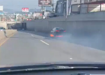 CIRCULA AUTO EN LLAMAS POR LEONES