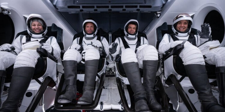HACE MILLONARIO PRIMERA CAMINATA ESPACIAL PAGADA CON SPACE X