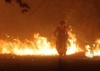 CAPTAN A MUJER ATRAVESANDO LLAMAS EN INCENDIO FORESTAL