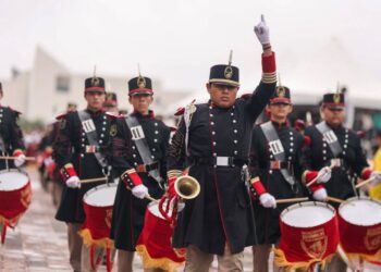 ABARROTAN DESFILE PESE A LLUVIA