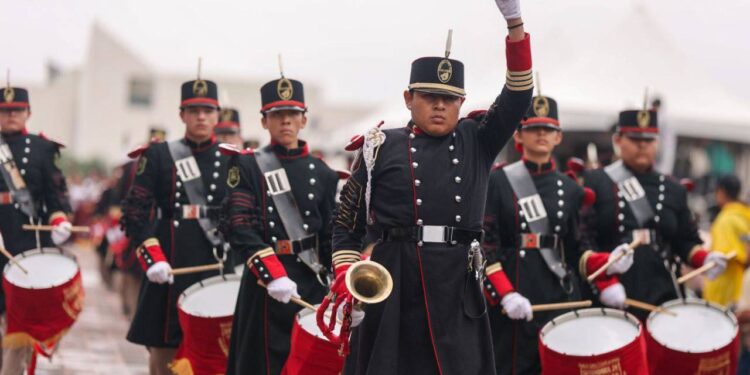 ABARROTAN DESFILE PESE A LLUVIA 1 ABARROTAN DESFILE PESE A LLUVIA