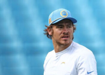 JUSTIN HERBERT, EN DUDA POR LESIÓN ANTES DEL JUEGO DE LOS CHARGERS