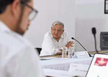 RENUNCIA AMLO A MORENA