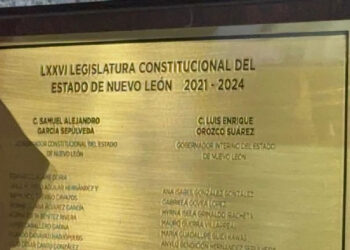 PONEN DIPUTADOS SALIENTES PLACA CON DOS GOBERNADORES