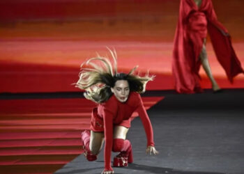 DEBUTA BELINDA EN PASARELAS DE PARÍS CON CAÍDA