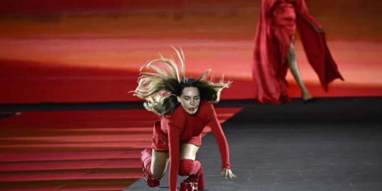 DEBUTA BELINDA EN PASARELAS DE PARÍS CON CAÍDA