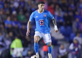 JORGE SÁNCHEZ EXPERIMENTA NUEVA POSICIÓN EN CRUZ AZUL
