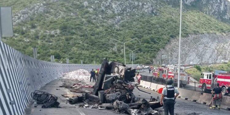 DEJA TRÁILER SIN FRENOS EN AUTOPISTA A SALTILLO AL MENOS 5 MUERTOS