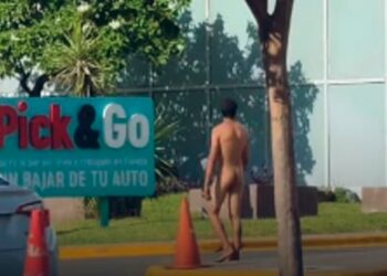 CAPTAN A HOMBRE DESNUDO CAMINANDO EN SAN PEDRO