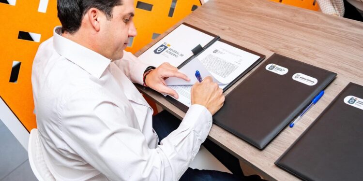 FIRMA RAÚL CANTÚ CONVENIO PARA FORTALECER LA ATENCIÓN A VÍCTIMAS EN SALINAS VICTORIA 1 FIRMA RAÚL CANTÚ CONVENIO PARA FORTALECER LA ATENCIÓN A VÍCTIMAS EN SALINAS VICTORIA