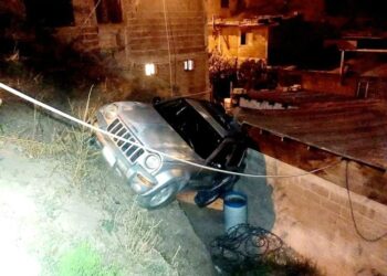 VEHÍCULO CAE SOBRE UNA CASA EN NOGALES