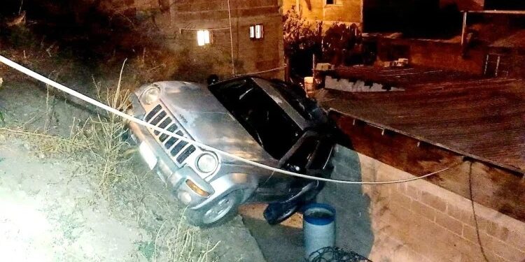 VEHÍCULO CAE SOBRE UNA CASA EN NOGALES 1 VEHÍCULO CAE SOBRE UNA CASA EN NOGALES