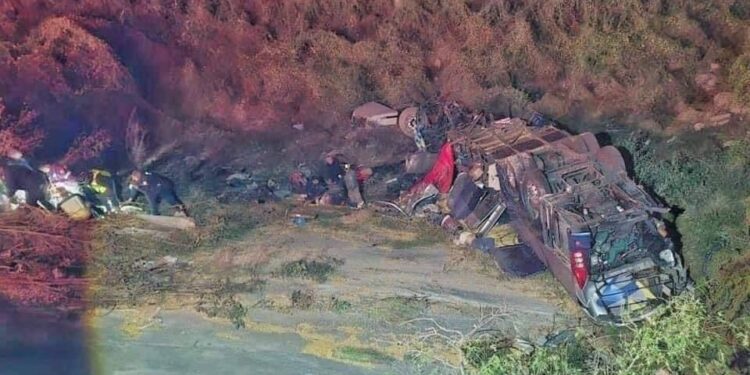 DESBARRANCA AUTOBÚS EN ZACATECAS; MUEREN 24 1 DESBARRANCA AUTOBÚS EN ZACATECAS; MUEREN 24