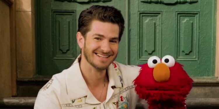 ANDREW GARFIELD HABLA SOBRE EL DUELO EN UNA ENTREVISTA CON ELMO 1 ANDREW GARFIELD HABLA SOBRE EL DUELO EN UNA ENTREVISTA CON ELMO