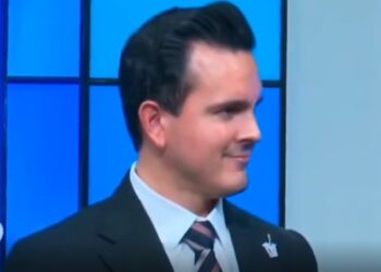 CRITICA CONDUCTOR A GOBERNADORA Y LO DESPIDEN ¡AL AIRE!