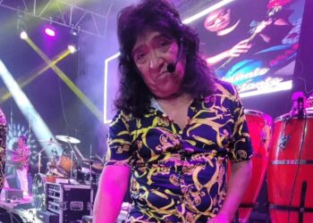 LÍDER DE “LOS MÉNDEZ” SE ACCIDENTA AL CAER EN UNA ALCANTARILLA