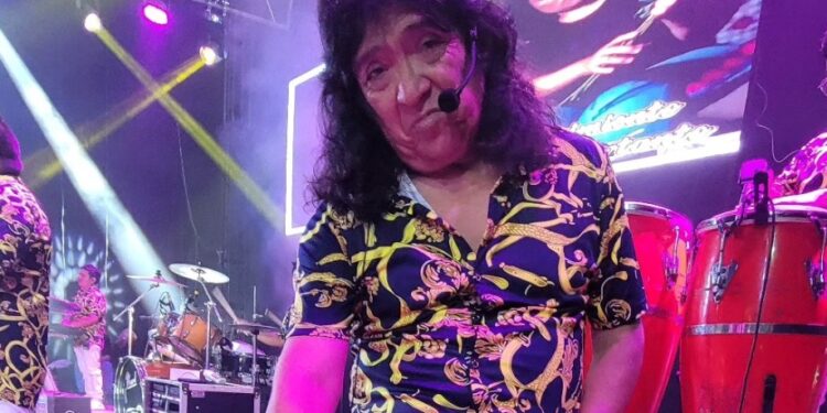 LÍDER DE "LOS MÉNDEZ" SE ACCIDENTA AL CAER EN UNA ALCANTARILLA 1 LÍDER DE “LOS MÉNDEZ” SE ACCIDENTA AL CAER EN UNA ALCANTARILLA