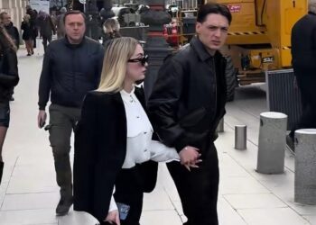 SALE PESO PLUMA CON NIETA DE NARCO