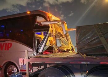 DEJA 21 LESIONADOS CHOQUE DE AUTOBÚS CON TRÁILER 