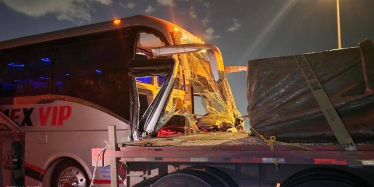 DEJA 21 LESIONADOS CHOQUE DE AUTOBÚS CON TRÁILER 1 DEJA 21 LESIONADOS CHOQUE DE AUTOBÚS CON TRÁILER