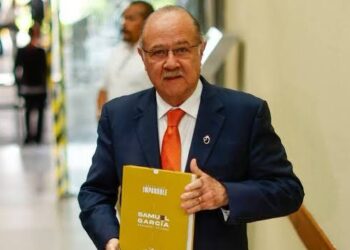 ENTREGA NAVARRO AL CONGRESO TERCER INFORME DE SAMUEL 