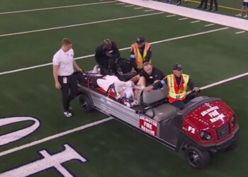 AIDAN HUTCHINSON SOMETIDO A CIRUGÍA EXITOSA TRAS LESIÓN GRAVE