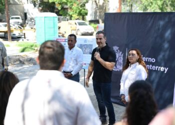 SUSPENDE ADRIÁN AMPLIACIÓN DE BANQUETAS