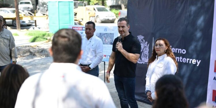 SUSPENDE ADRIÁN AMPLIACIÓN DE BANQUETAS 1 SUSPENDE ADRIÁN AMPLIACIÓN DE BANQUETAS