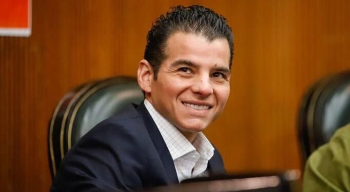 LLAMA MIKE FLORES A DEJAR ATRÁS GRILLAS 1 LLAMA MIKE FLORES A DEJAR ATRÁS GRILLAS