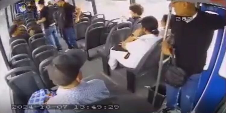 ASALTAN A USUARIOS DE CAMIÓN EN MONTERREY AL ESTILO 'YA SE LA SABEN' 1 img 7853 1