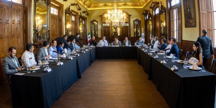 INICIA REUNIÓN CON ALCALDES