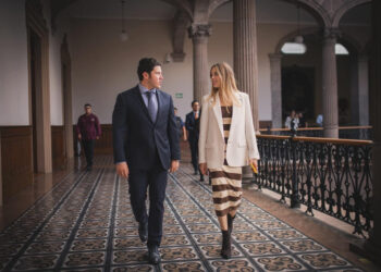 APRUEBA 73% A SAMUEL A MITAD DEL SEXENIO