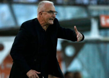 EL TÉCNICO DE BRASIL ADVIERTE A SUS JUGADORES Y ELOGIA A CHILE