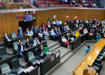 ‘DESAIRA GOBERNADOR AL CONGRESO’.- PRIAN Y PRD