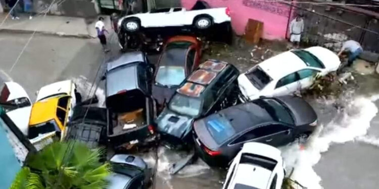 DEJAN LLUVIAS ‘RESUMIDERO’ DE VEHÍCULOS EN GUADALUPE 1 DEJAN LLUVIAS ‘RESUMIDERO’ DE VEHÍCULOS EN GUADALUPE