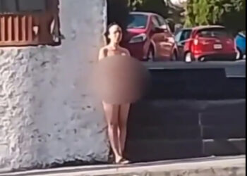CAPTAN A MUJER DESNUDA AFUERA DE TIENDA EN CUMBRES