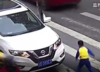 ATROPELLAN A MAMÁ E HIJO Y MENOR SE LEVANTA PARA COBRAR VENGANZA