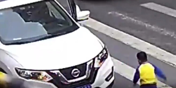 ATROPELLAN A MAMÁ E HIJO Y MENOR SE LEVANTA PARA COBRAR VENGANZA 1 ATROPELLAN A MAMÁ E HIJO Y MENOR SE LEVANTA PARA COBRAR VENGANZA