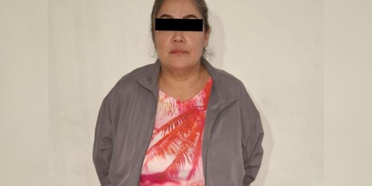 LA DETIENEN POR GOLPEARA SU HIJA EN SALÓN DE CLASES 1 LA DETIENEN POR GOLPEARA SU HIJA EN SALÓN DE CLASES