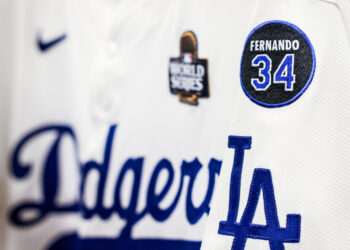 LOS DODGERS RINDEN HOMENAJE A FERNANDO VALENZUELA EN LA SERIE MUNDIAL