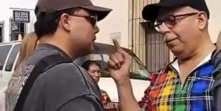 ARMA ZAFARRACHO HIJO DE DIRECTORA DE CULTURA DEL DIF DE MONTERREY; RETA A REGIDOR Y A PERIODISTA E INTERVIENE EN RETIRO DE ARTESANOS INDÍGENAS EN EL BARRIO ANTIGUO. 1 ARMA ZAFARRACHO HIJO DE DIRECTORA DE CULTURA DEL DIF DE MONTERREY; RETA A REGIDOR Y A PERIODISTA E INTERVIENE EN RETIRO DE ARTESANOS INDÍGENAS EN EL BARRIO ANTIGUO.