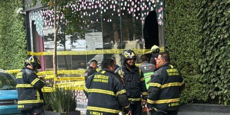 INCENDIO EN GALERÍAS INSURGENTES DEJA UN MUERTO Y DOS LESIONADOS 1 INCENDIO EN GALERÍAS INSURGENTES DEJA UN MUERTO Y DOS LESIONADOS