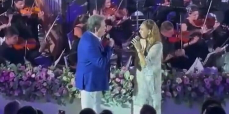 GUERRERO ARDE EN VIOLENCIA, GOBERNADORA EVELYN SALGADO CANTA ‘SI NOS DEJAN’ CON ‘COQUE MUÑÍZ’ Y SU PADRE, FÉLIX SALGADO MACEDONIO, PREGUNTA SI SU HIJA CANTA BONITO.