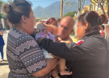 SALVAN POLICÍAS DE SALINAS VICTORIA A UNA BEBÉ CON RCP; ATIENDEN ELEMENTOS LLAMADO DE AUXILIO DE MADRE QUE LA ENCUENTRA INCONSCIENTE DENTRO DE UNA CUBETA DE 19 LITROS. 1 SALVAN POLICÍAS DE SALINAS VICTORIA A UNA BEBÉ CON RCP; ATIENDEN ELEMENTOS LLAMADO DE AUXILIO DE MADRE QUE LA ENCUENTRA INCONSCIENTE DENTRO DE UNA CUBETA DE 19 LITROS.