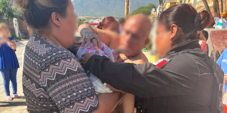 SALVAN POLICÍAS DE SALINAS VICTORIA A UNA BEBÉ CON RCP; ATIENDEN ELEMENTOS LLAMADO DE AUXILIO DE MADRE QUE LA ENCUENTRA INCONSCIENTE DENTRO DE UNA CUBETA DE 19 LITROS. 1 SALVAN POLICÍAS DE SALINAS VICTORIA A UNA BEBÉ CON RCP; ATIENDEN ELEMENTOS LLAMADO DE AUXILIO DE MADRE QUE LA ENCUENTRA INCONSCIENTE DENTRO DE UNA CUBETA DE 19 LITROS.