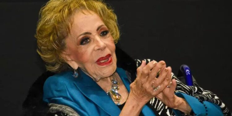 SILVIA PINAL HOSPITALIZADA, ESTÁ ESTABLE
